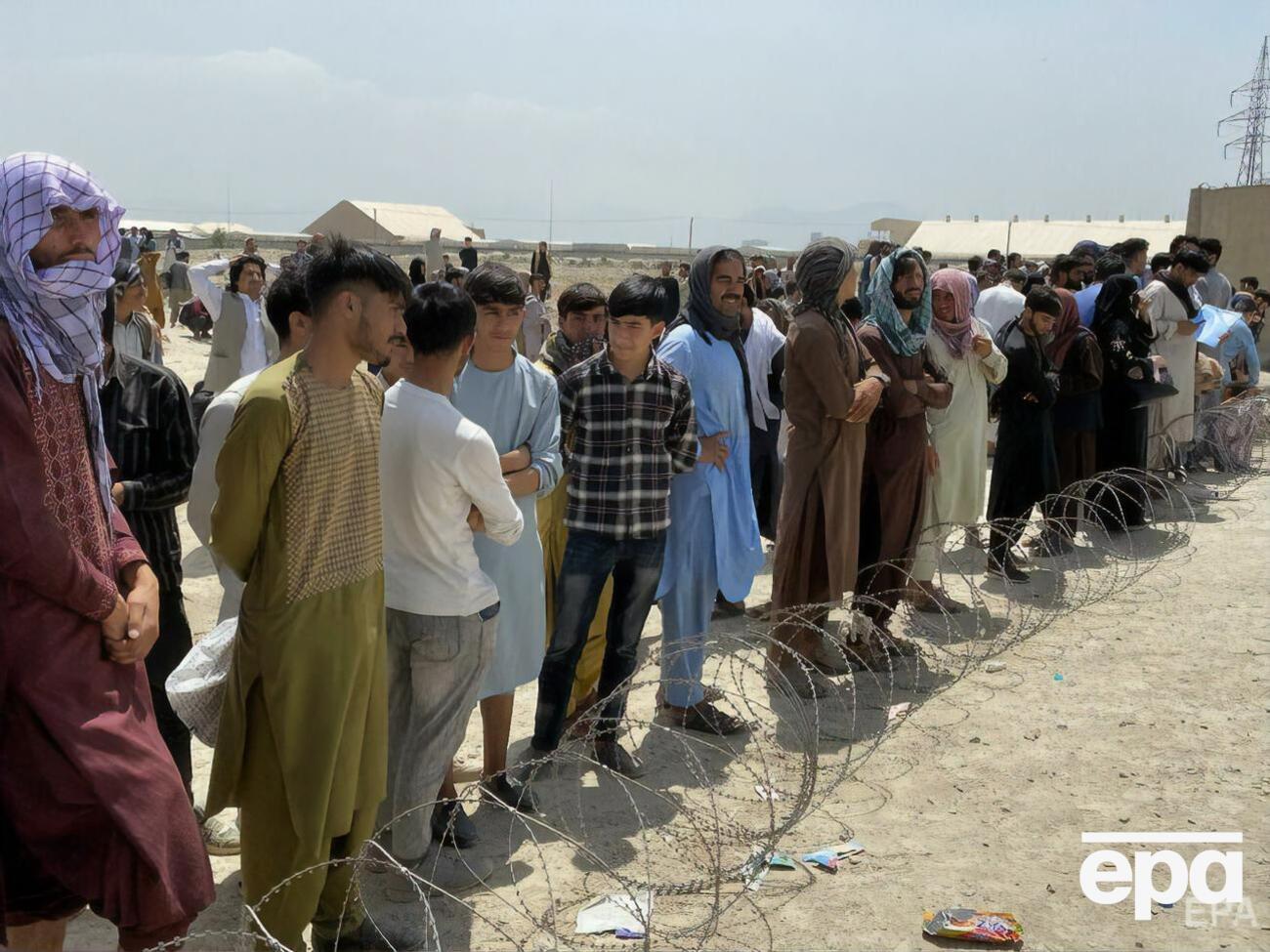 Афганці масово намагаються втекти із країни