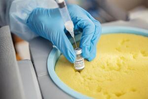 Щеплення українцям учора робили чотирма препаратами, зокрема вакциною Pfizer (на фото)