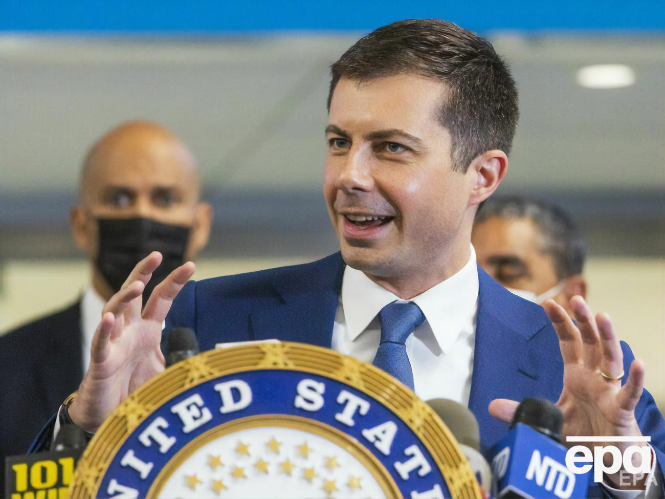 Визит министра транспорта США&nbsp;Буттиджича в Киев, по данным СМИ, продлится три дня