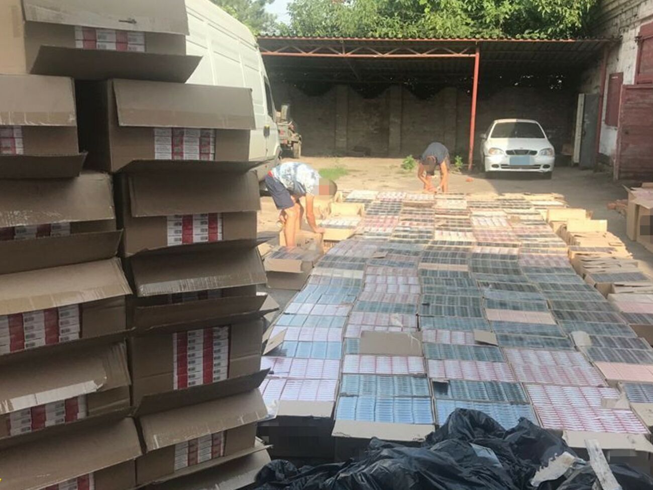 Правоохранители изымают незаконно ввезенные табачные изделия