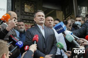 Медведчук (на фото в центре) находится под домашним арестом, а Козак объявлен в розыск