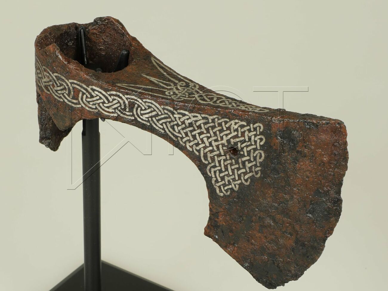 Художник-реставратор высшей категории, работавший с топором, уверен в его подлинности