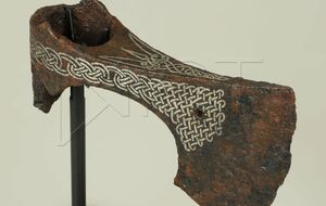 Художник-реставратор высшей категории, работавший с топором, уверен в его подлинности