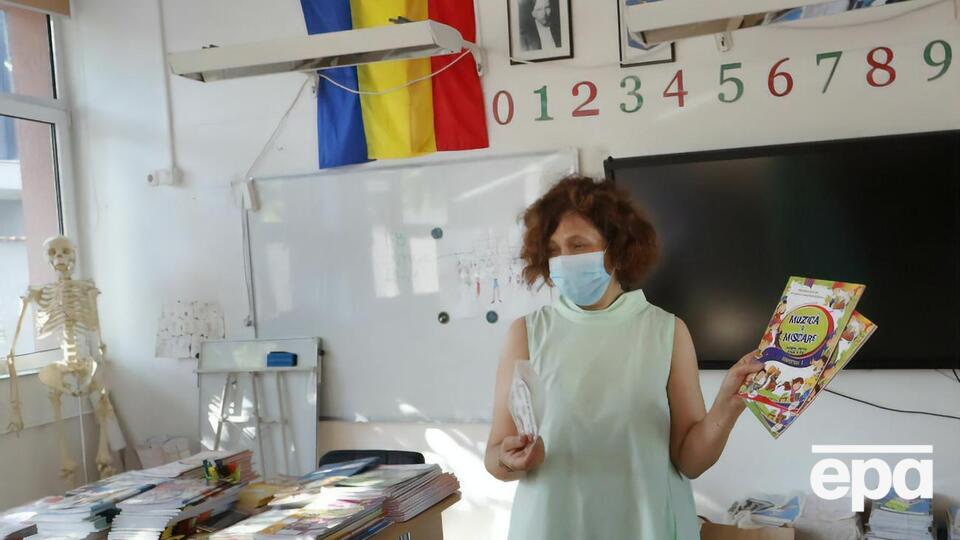 У Румунії запропонували ввести карантинні обмеження для педагогів у школах