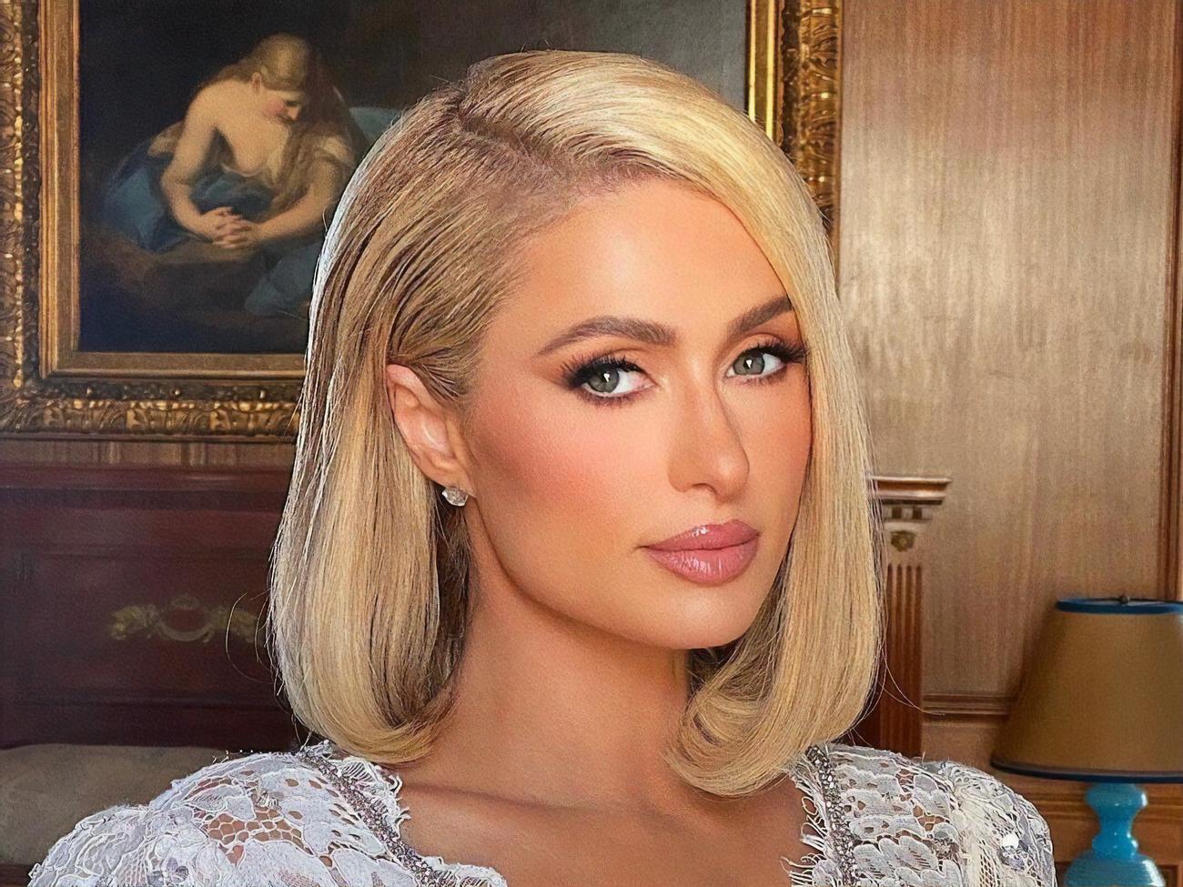 Один из подписчиков Хилтон поинтересовался, сколько вещей она разбила во время съемок на самокате