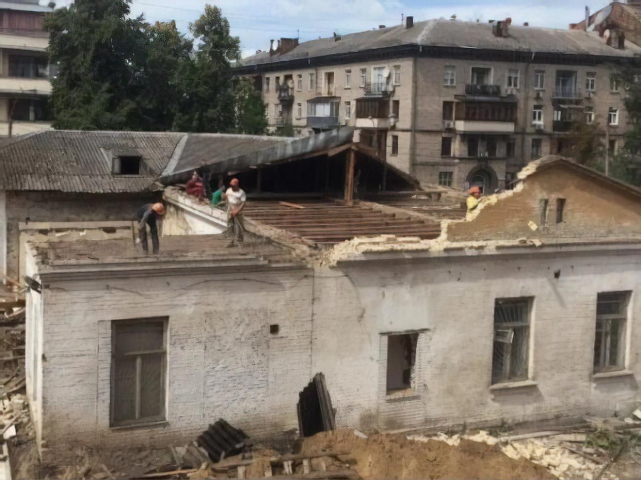 Крышу дома начали разбирать вечером 19 августа