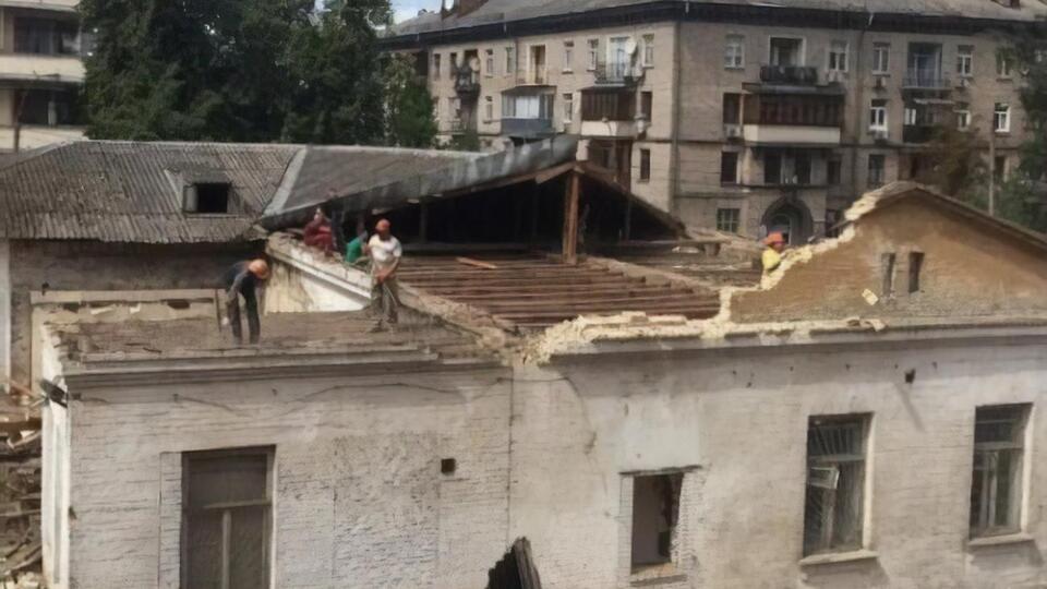 Крышу дома начали разбирать вечером 19 августа