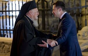 Визит Варфоломея (слева) на 30-летие независимости Украины – знаковое событие, отметил Зеленский (справа)