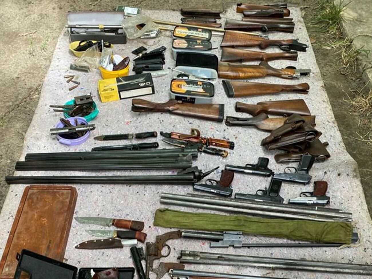 Во время обысков изъяли взрывчатку, огнестрельное оружие и боеприпасы