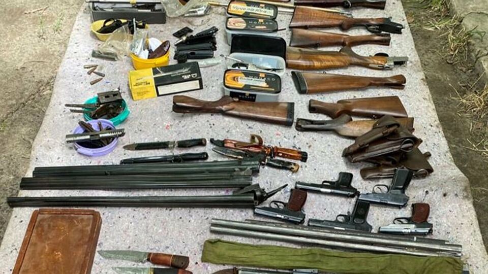 Во время обысков изъяли взрывчатку, огнестрельное оружие и боеприпасы