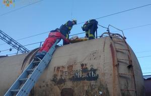 Спасатели спустили пострадавшую с цистерны и передали медикам