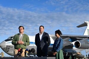 На самолете вывезли иностранных журналистов и общественных деятелей