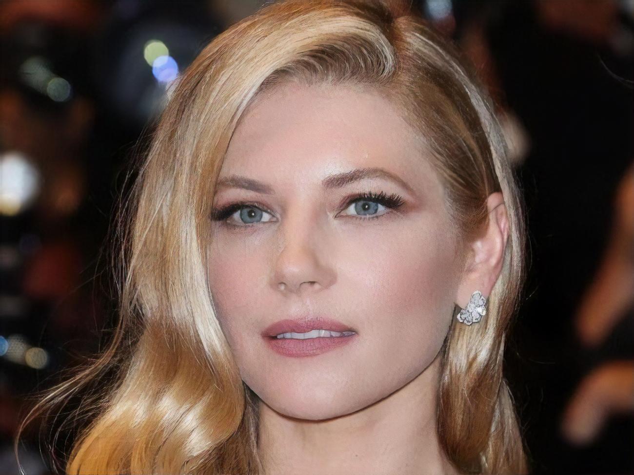 Винник родилась в 1977 году в Канаде, ее родители родом из Западной Украины