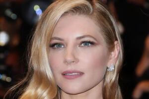 Винник родилась в 1977 году в Канаде, ее родители родом из Западной Украины