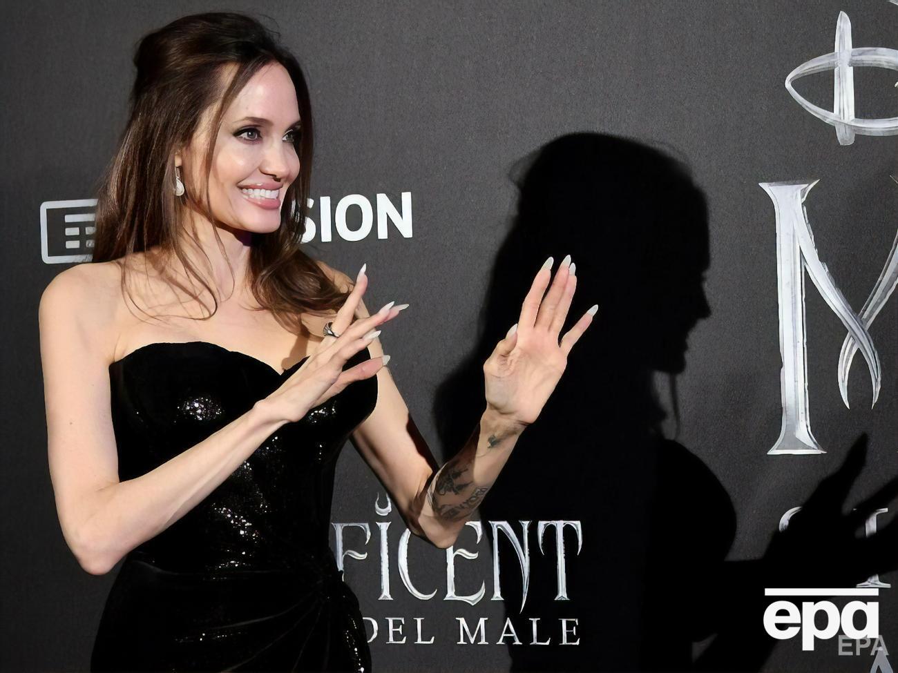 Джоли создала аккаунт в Instagram, чтобы поддержать жителей Афганистана