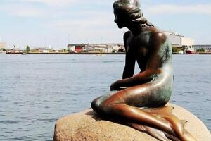 В этот день в 1913-м в Копенгагене был открыт знаменитый памятник Русалочке, героине одноименной сказки Ханса Кристиана Андерсена