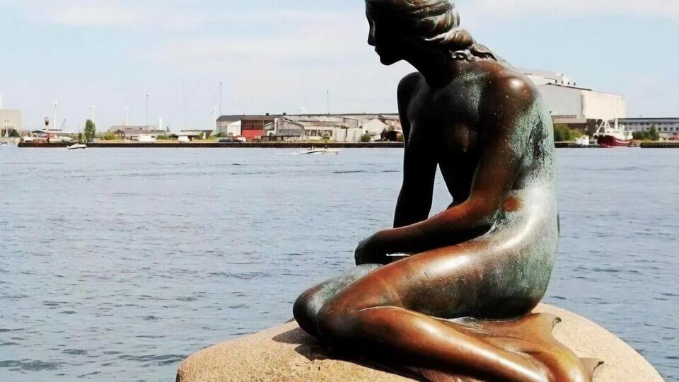 Цього дня 1913-го в Копенгагені відкрили відомий пам'ятник Русалоньці, героїні однойменної казки Ганса Крістіана Андерсена
