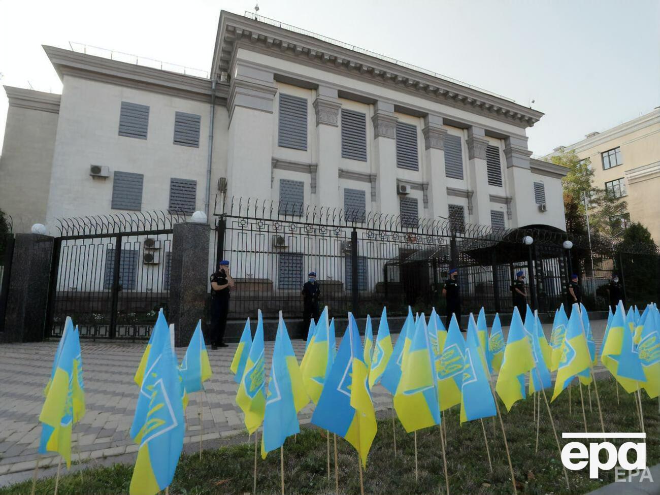 У посольства РФ в Киеве установили 150 флагов Украины – в память о погибших на Донбассе украинцах. Фоторепортаж