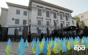 Біля посольства РФ у Києві встановили 150 прапорів України – на згадку про загиблих на Донбасі українців. Фоторепортаж