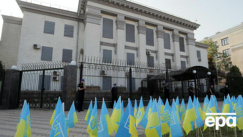 У посольства РФ в Киеве установили 150 флагов Украины – в память о погибших на Донбассе украинцах. Фоторепортаж