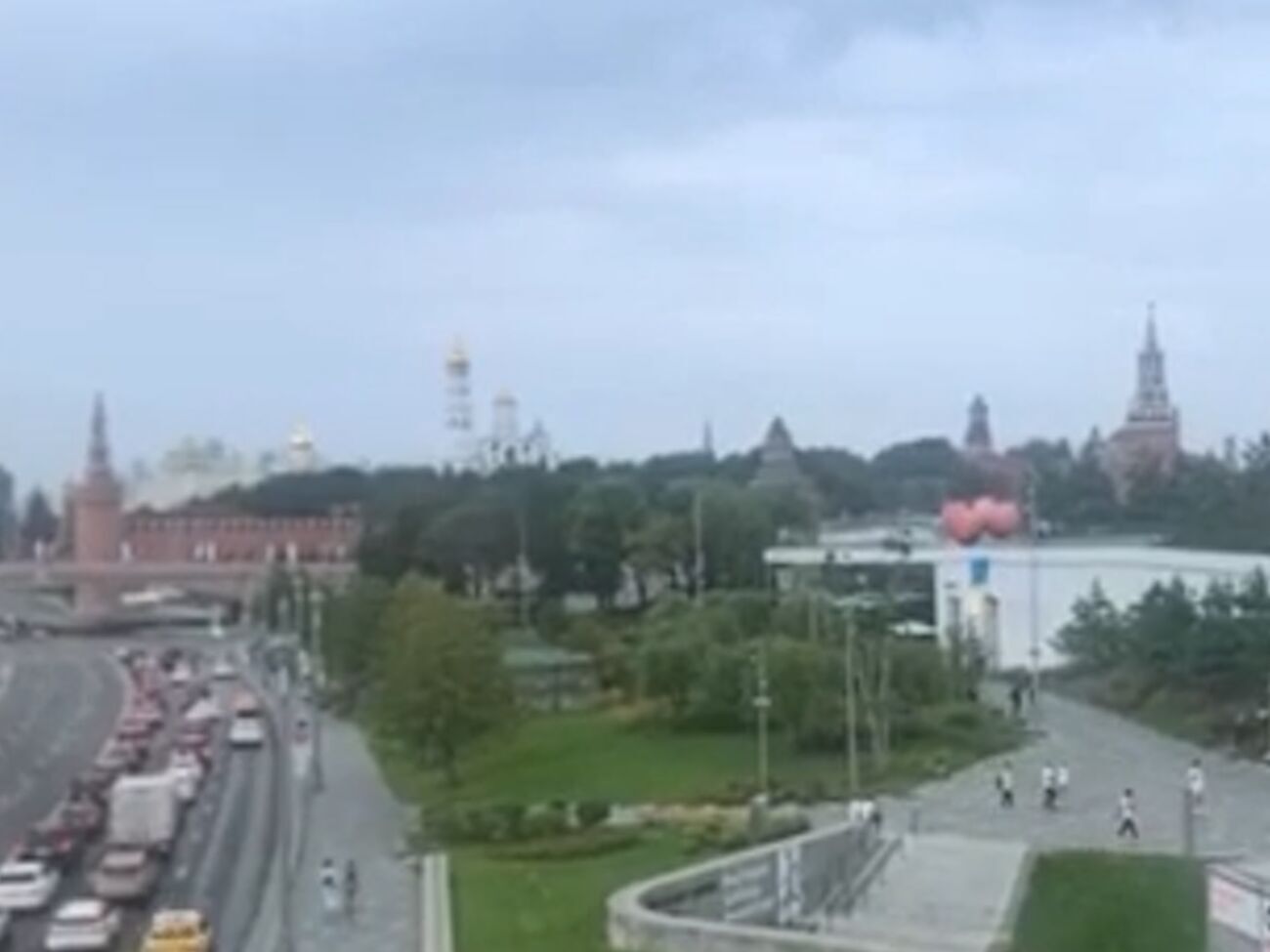 Прапор здійняли в небо неподалік від Кремля