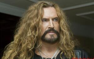 "У день блакитного повного місяця моя богиня Аніс надіслала мені свої фото з французького пляжу", – написав Джигурда