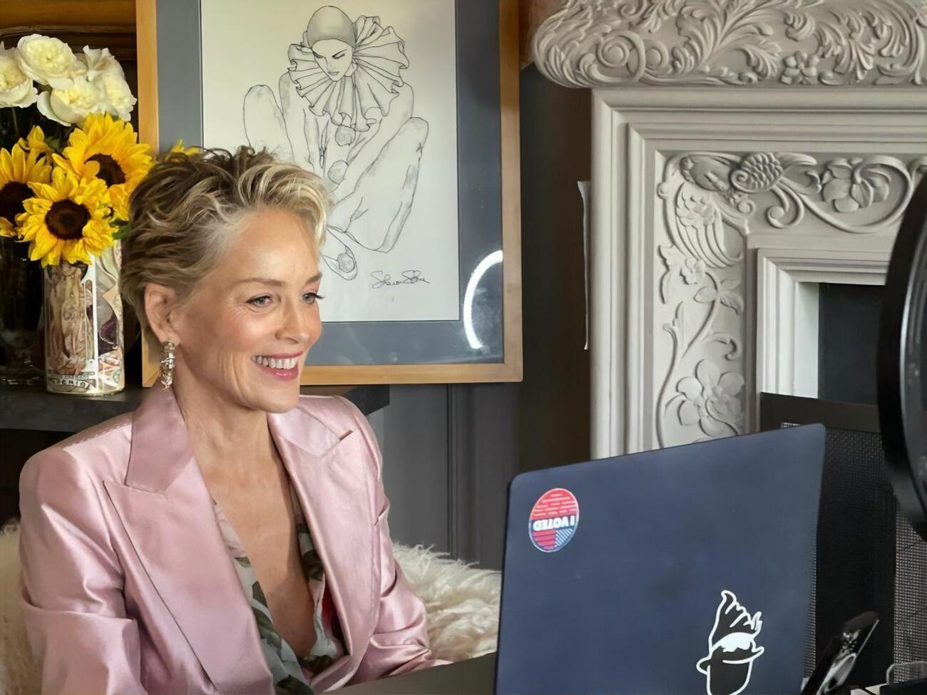 Стоун сейчас путешествует в Европе