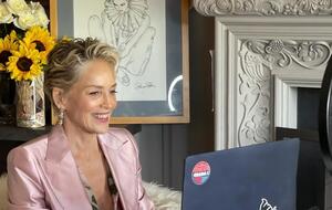 Стоун сейчас путешествует в Европе