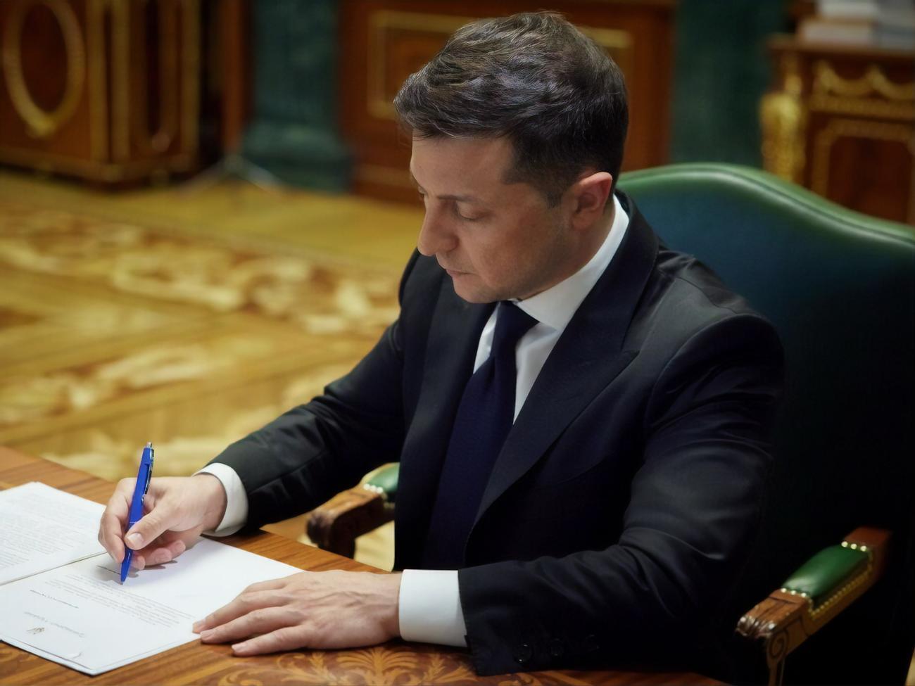 Зеленський ввів у дію санкції РНБО