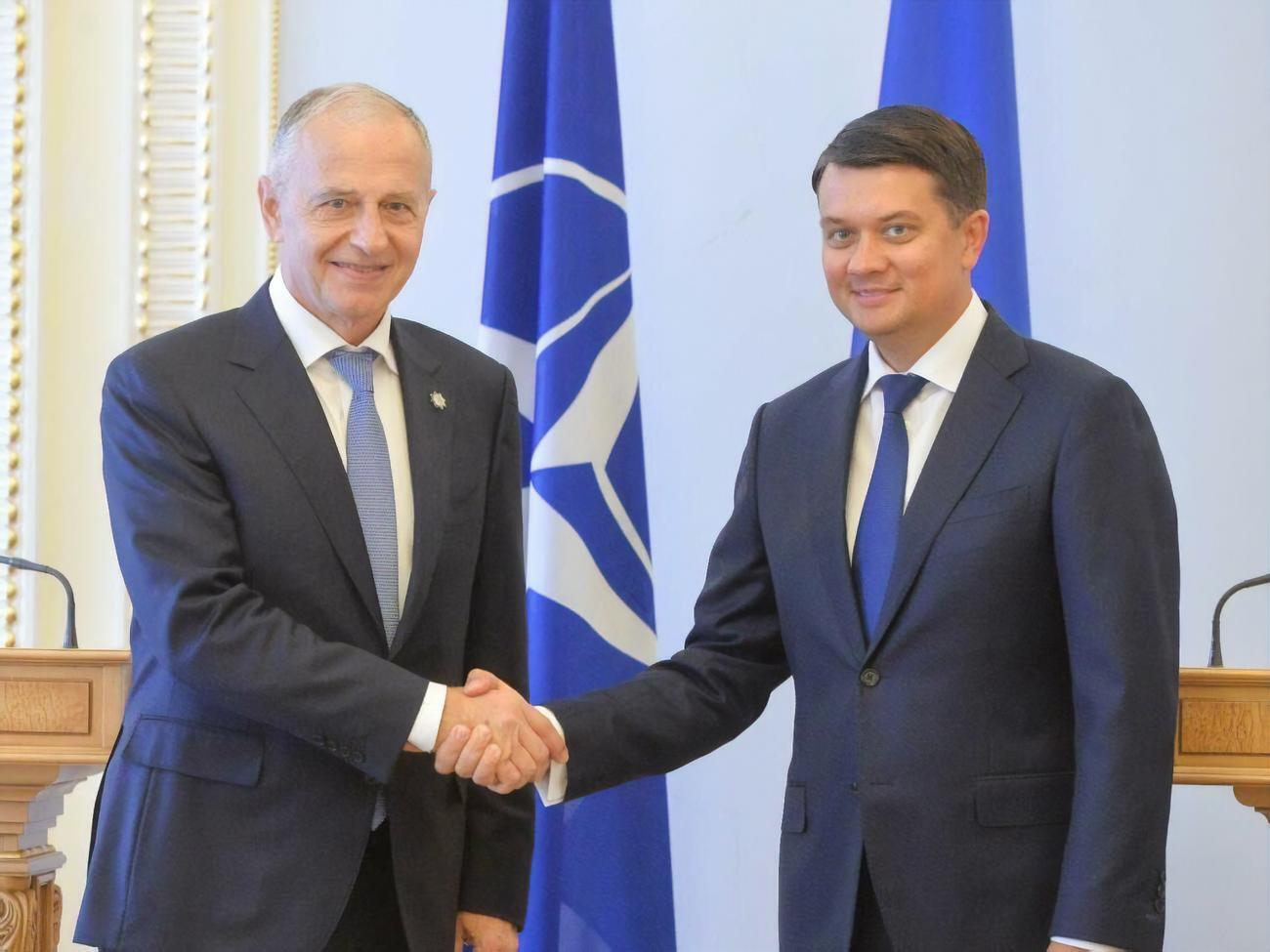 Джоане (ліворуч) і Разумков (праворуч) обговорили процес реформ в Україні та партнерство з НАТО