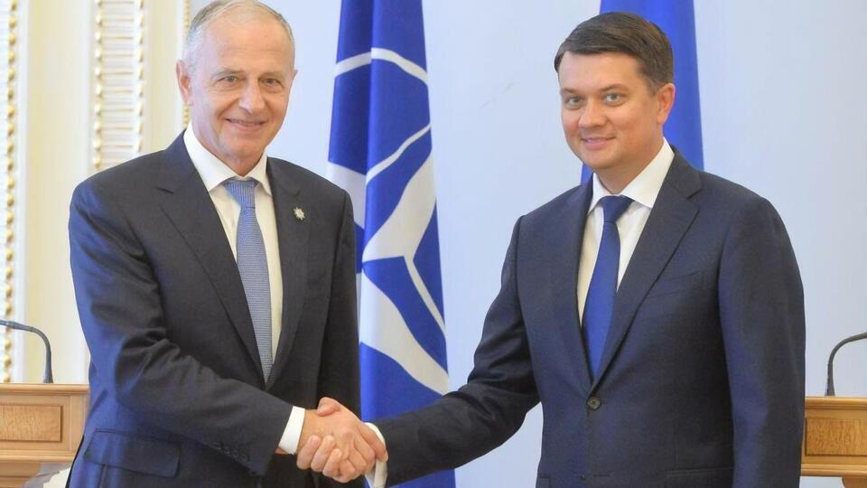 Джоане (ліворуч) і Разумков (праворуч) обговорили процес реформ в Україні та партнерство з НАТО