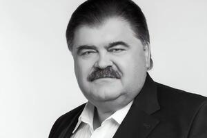 Бондаренко родился 4 декабря 1952 года в Черниговской области