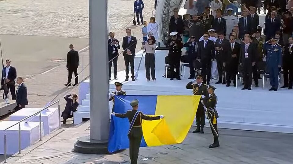 Флаг подняли военнослужащие почетного караула
