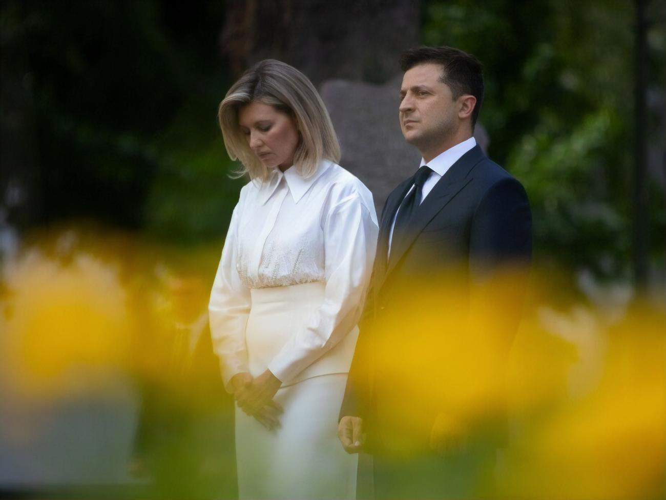 Зеленские почтили минутой молчания память погибших героев