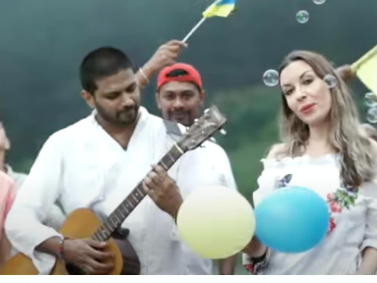 Съемки клипа проходили на озере Сембуватта