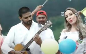 Съемки клипа проходили на озере Сембуватта