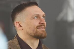 Усик посвятил стихотворение Украине