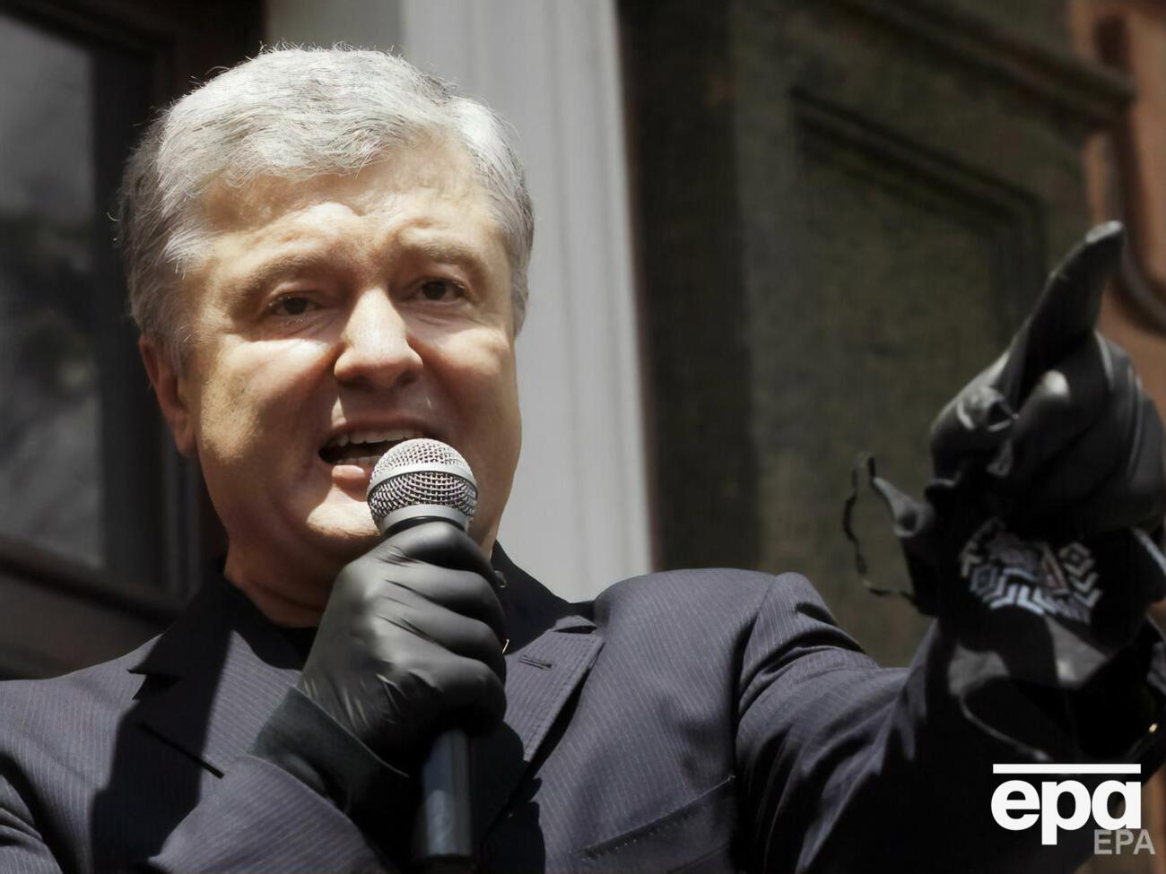 Порошенка (на фото) облили зеленкою в момент покладання квітів біля пам'ятного знака Героям Небесної сотні, повідомив Тарас Березовець