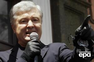 Порошенко (на фото) облили зеленкой в момент возложения цветов возле памятного знака Героям Небесной сотни, сообщил Тарас Березовец