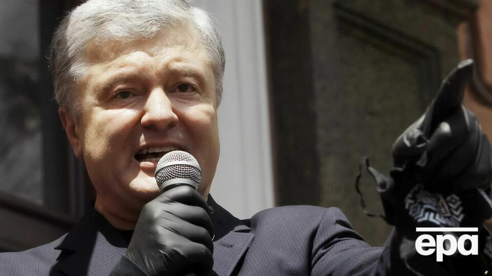 Порошенка (на фото) облили зеленкою в момент покладання квітів біля пам'ятного знака Героям Небесної сотні, повідомив Тарас Березовець