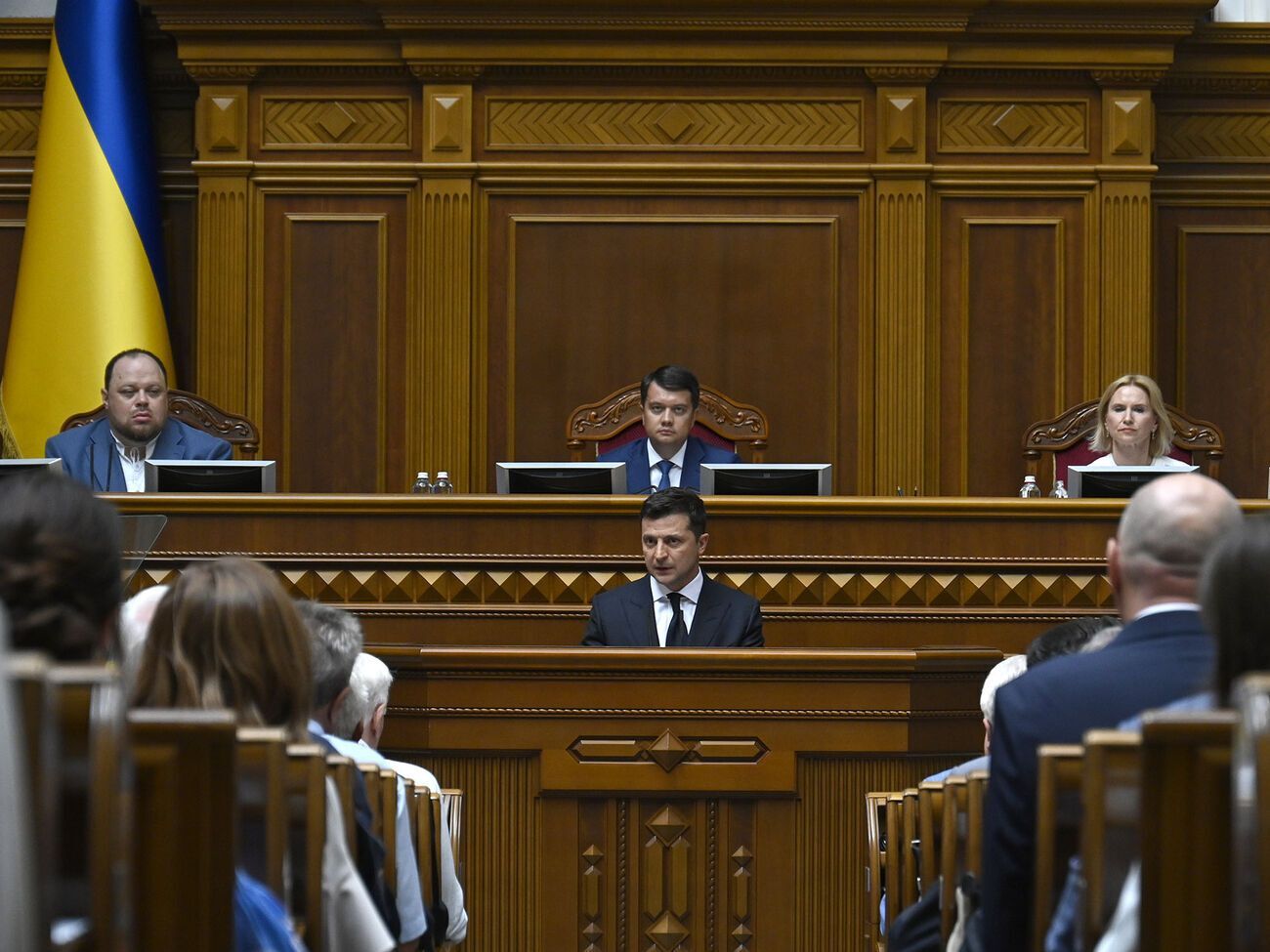 Зеленский (по центру) пожелал здоровья идеологу большого государственного герба Украины Кравчуку