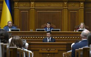 Зеленский (по центру) пожелал здоровья идеологу большого государственного герба Украины Кравчуку