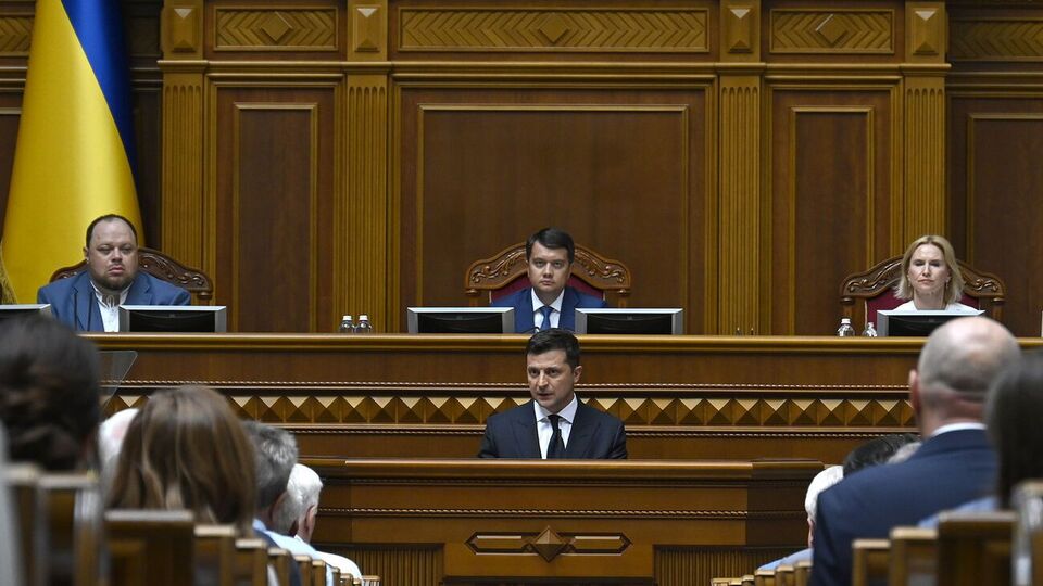 Зеленський (по центру) побажав здоров'я ідеологу великого державного герба України Кравчуку