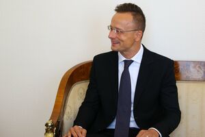 Венгрия сможет извлекать выгоду, поставляя вакцину "Спутник V" на зарубежные рынки, отметил Сийярто