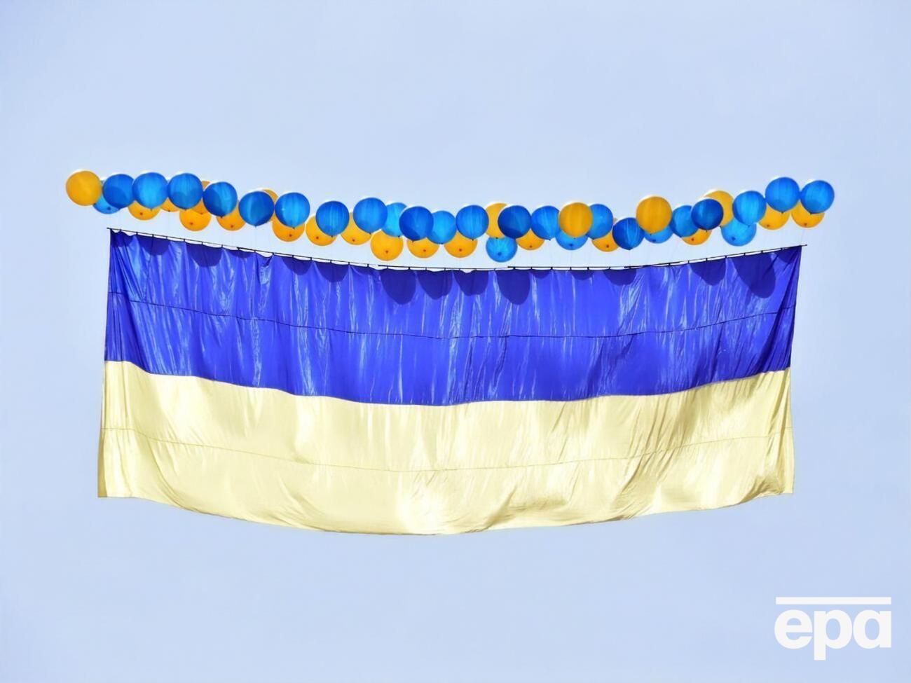 Прапори запускали з Торецька, Світлодарська, Маріуполя, Кам'янки та КПВВ "Щастя"