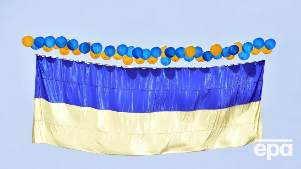 Прапори запускали з Торецька, Світлодарська, Маріуполя, Кам'янки та КПВВ "Щастя"