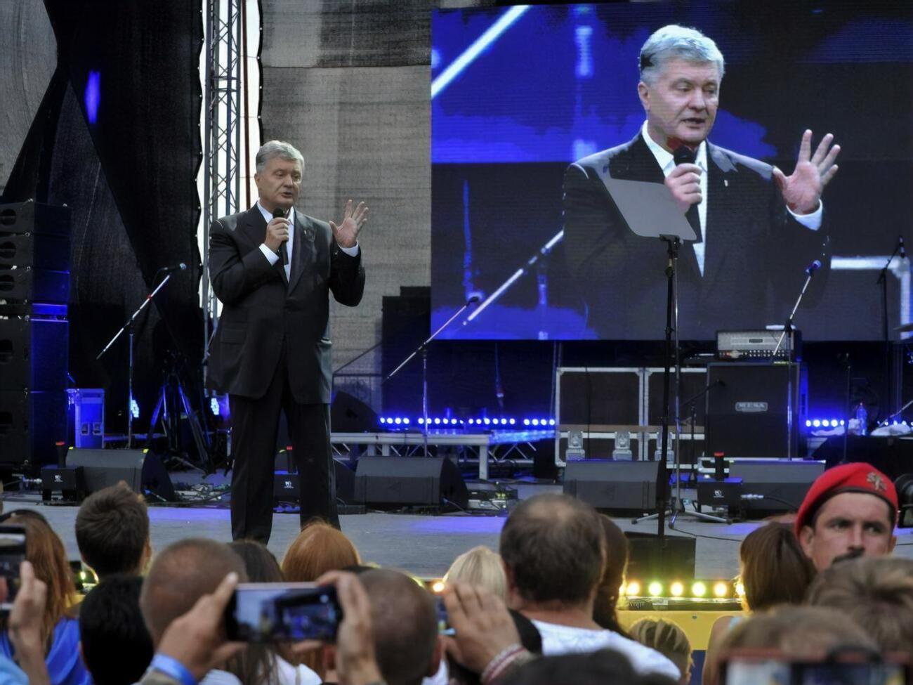 Порошенко после нападения выступил на Певческом поле