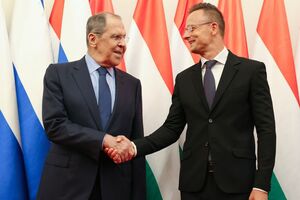 Сіярто (праворуч) провів переговори з Лавровим (ліворуч) у Будапешті
