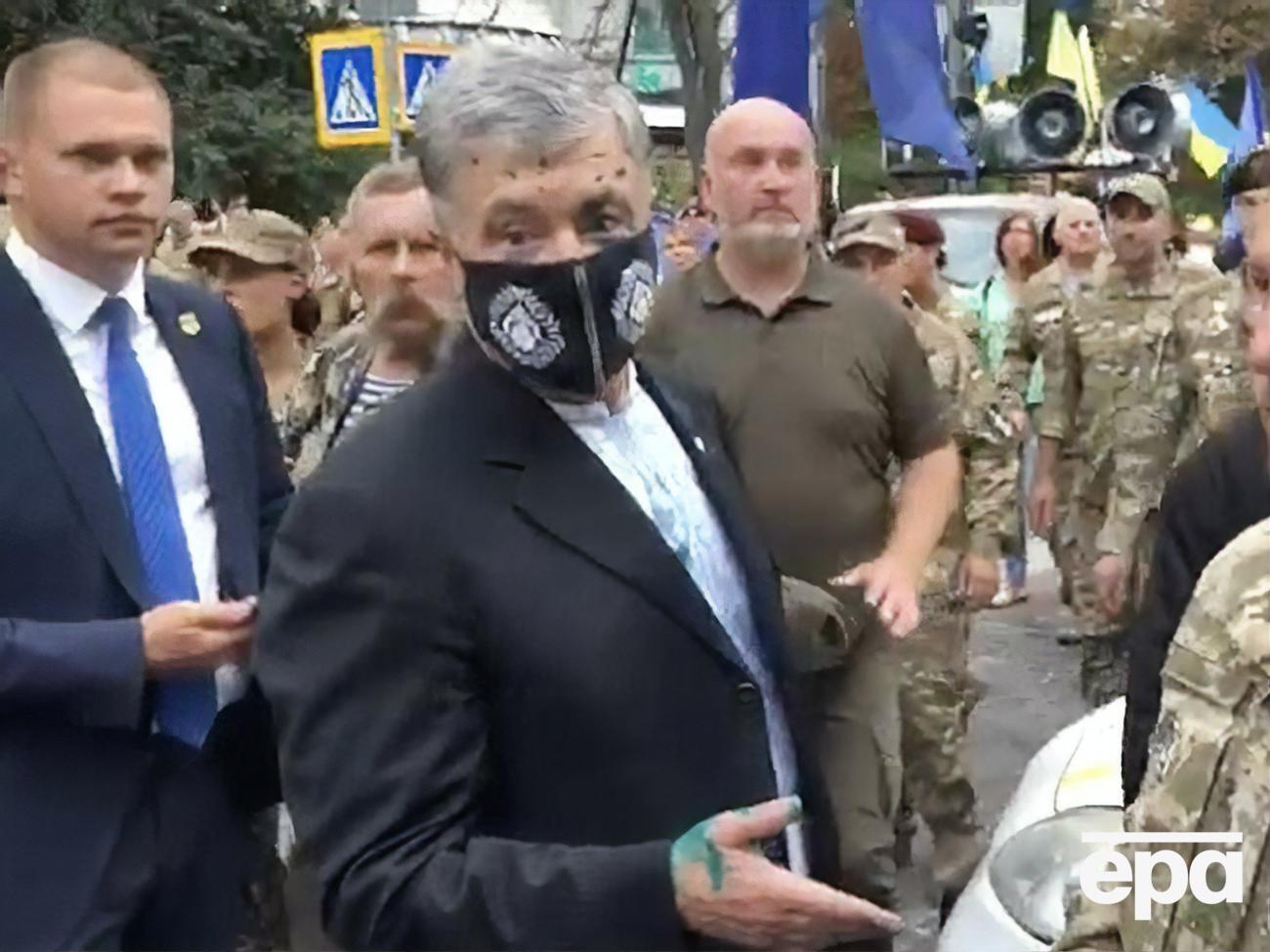 Порошенко облили зеленкой во время торжественных мероприятий в центре Киева