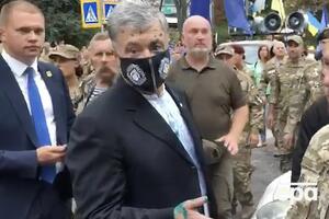 Порошенко облили зеленкой во время торжественных мероприятий в центре Киева